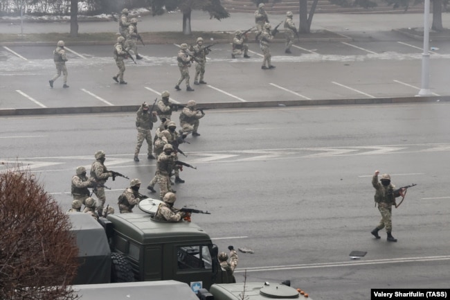 Военнослужащие во время «контртеррористической операции» в Алматы