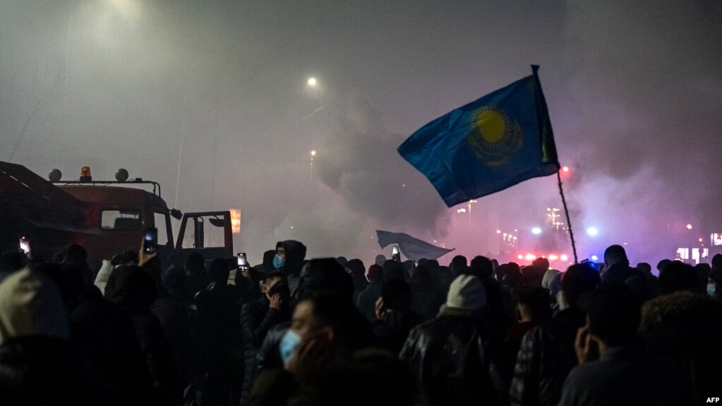 Разгон протестующих на площади в Алматы вечером 4 января 2022 года 