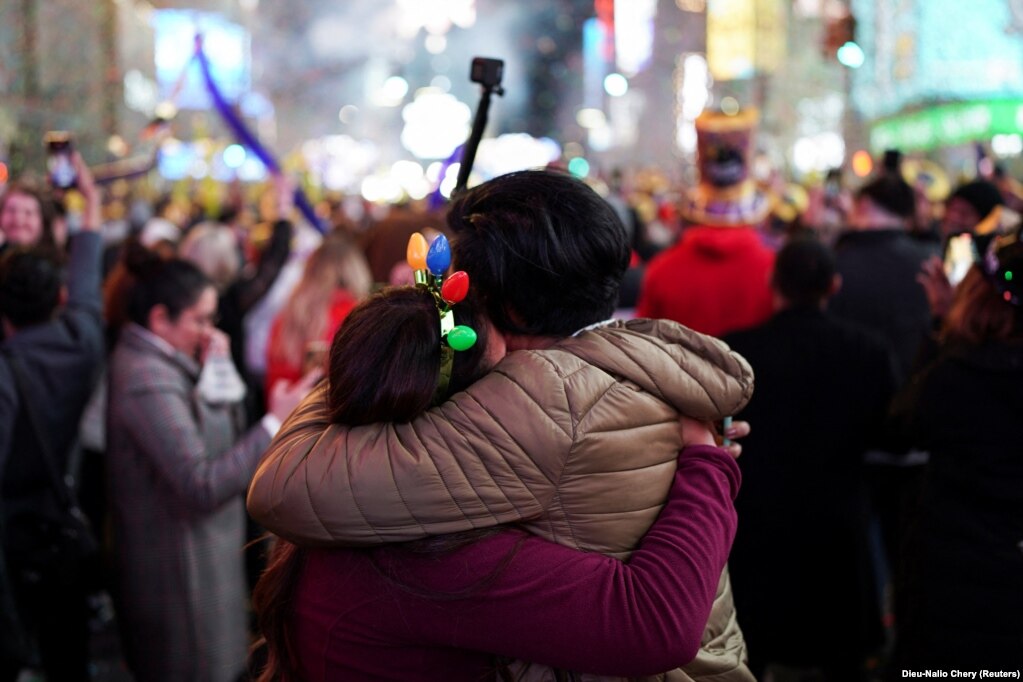 Qytetarët festojnë Vitin e Ri në Nju Jork më 1 janar 2022.   