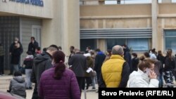 Ljudi čekaju ispred COVID centra u Podgorici, 4. januara 2022.
