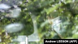 Ovaj snimak preuzet sa AFP TV prikazuje osobu za koju se veruje da je teniser Srbije Novak Đoković (desno) u automobilu kako napušta imigrantski pritvorski centar u kojem je boravio u Melburnu, 10. januar 2022.
