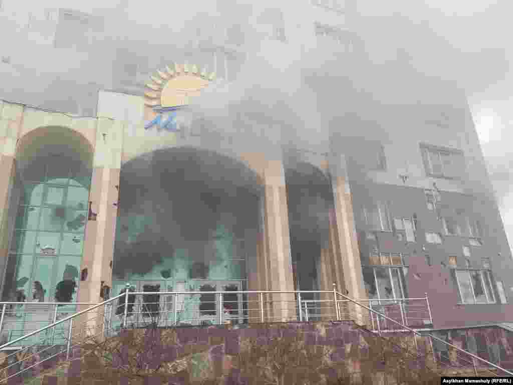 Зградата во која се наоѓа канцеларијата на Нур Отан, владејачката политичка партија во Казахстан, во Алмати, изгоре на 5 јануари. Не се знае кој го предизвикал пожарот. Казахстанскиот сервис на РСЕ јавува дека зградата била оставена да тлее, а во близина немало полицајци или противпожарни возила кога е направена оваа фотографија.