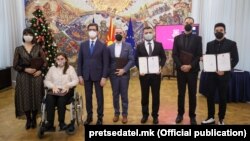 Добитниците на признанието „Успешни млади“ со Претседателот Стево Пендаровски, на настанот за доделување на признанијата