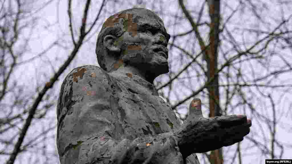 Время и люди не пощадили памятник &laquo;вождю мирового пролетариата&raquo; в старом парке в селе Перово