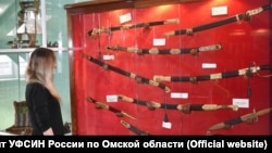 Подарочное оружие, изготовленное заключенными в омской ИК-7 (архивное фото)