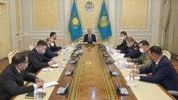 Tokajev elnököl egy tanácskozáson az antiterrorista főhadiszálláson Nur-Szultanban 2022. január 7-én