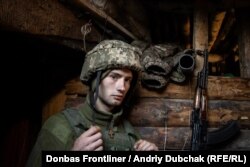 Солдат піхоти після одного з перших для нього позиційних боїв поблизу Золотого-4, Луганська область, 10 вересня 2021 року