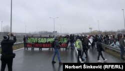 Pored samog autoputa, u Novom Sadu blokirani su i izlazi, čime je u potpunosti onemogućena vožnja u pravcu Mađarske sa jedne strane i prema Beogradu, sa druge (Novi Sad 8. januara 2022.)