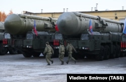 Пускавыя ўстаноўкі мабільнага грунтавога ракетнага комплексу «Ярс» падчас выхаду з пункту пастаяннай дысьлякацыі ў горадзе Тэйкава. Падрыхтоўка да вайсковага параду на Краснай плошчы ў Маскве, 9 траўня 2020 году