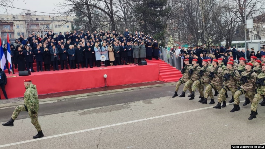 Полицейски части маршируват по време на парад в Баня Лука, Босна. На 9 януари 2022 Република Сръбска в Босна отбеляза свой Ден на независимостта, който на два пъти е определян за неконституционен.