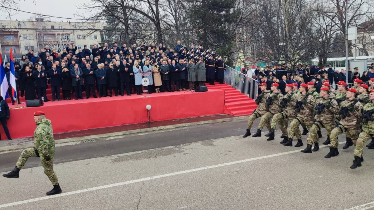 Прилича на обикновен парад, но не е такъв. Половин държава