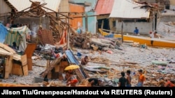 Stanovnici grade improvizovana skloništa nakon uništenja njihovih kuća zbog tajfuna Rai, u gradu Surigao, Surigao del Norte, Filipini, 21. decembar 2021. 