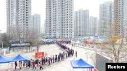 Chinezi stând la coadă pentru testarea anti-Covid după depistarea unui caz local de Omicron în Tianjin. 9 ianuarie 2022. cnsphoto via REUTERS 