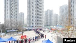 Кина- Луѓето чекаат во ред за тестирање за ковид19 откако беа откриени локални трансмисии на варијантата Омикрон во градот Тијанџин, 9 јануари 2022 година
