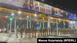 Ղազախստան - Ոստիկանները և զինվորները Ալմաթիի օդանավակայանի մուտքի մոտ հունվարի 5-ի երեկոյան