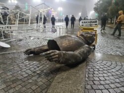 У Тадликоргані протестувальники під гімн Казахстану знесли пам’ятник першому президентові країни Нурсултану Назарбаєву