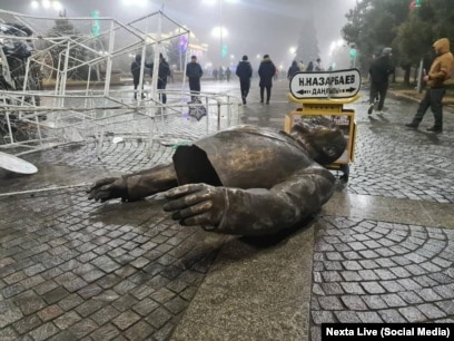 Тәтті емшектер бір-бірінің бөртпелерін рахаттана сипайды