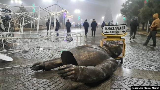 Поваленный памятник экс-президенту Казахстана Нурсултану Назарбаеву в городе Талдыкоргане