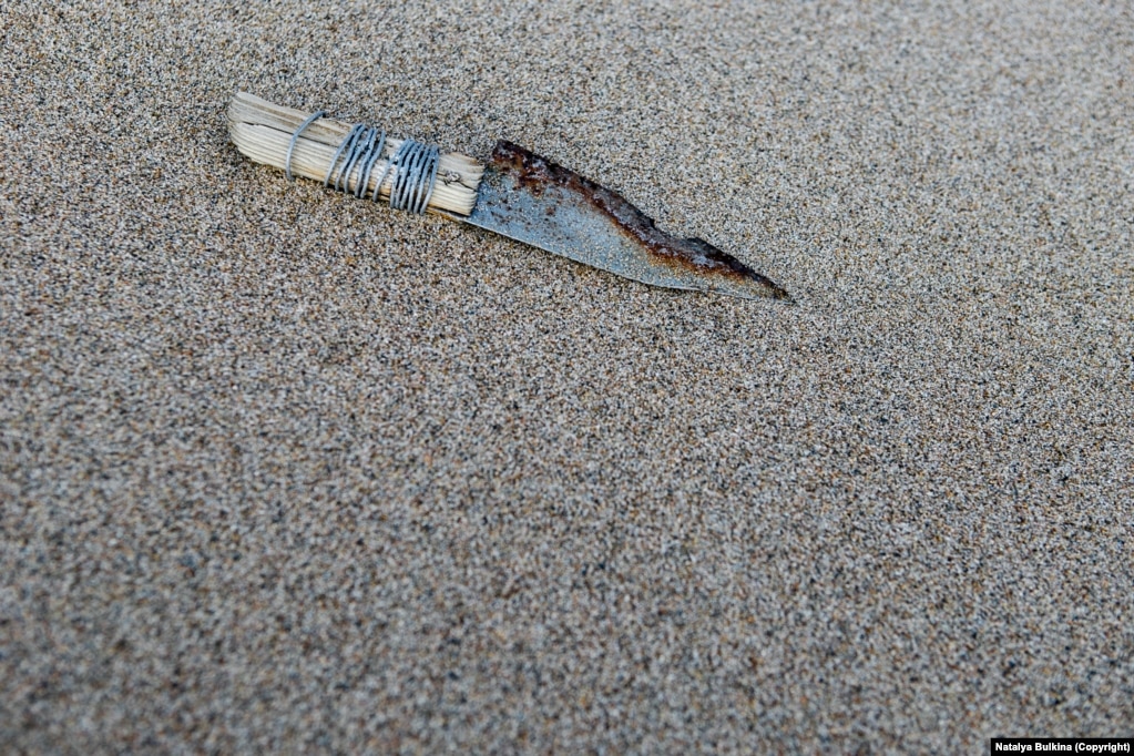 Първобитен нож, изхвърлен на руския бряг. Смята се, че е бил на севернокорейски риболовен кораб.