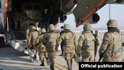 Армянские солдаты садятся в военно-транспортный самолет, направляющийся в Казахстан. Ереван, 7 января 2022 года