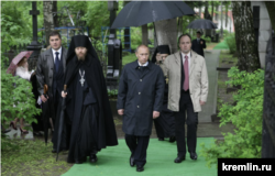 Владимир Путин несет цветы на могилу Ивана Ильина в Москве. Россия, 2009 год