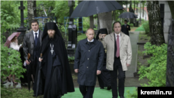 Владимир Путин в бытность премьер-министром России посещает кладбище Донского монастыря в Москве, где перезахоронены останки Ивана Ильина. Май 2009 года