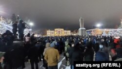 Протестующие на центральной площади Уральска, 4 января 2022 года.