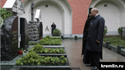 ادای احترام ولادیمیر پوتین در گورستانی که ایوان ایلین هم در آن دفن شده است
