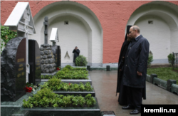 24 мая 2009 года. Владимир Путин (в тот момент премьер-министр России) посещает могилы деятелей русской эмиграции, ранее перезахороненных в Донском монастыре: генерала Антона Деникина, философа Ивана Ильина и писателя Ивана Шмелева