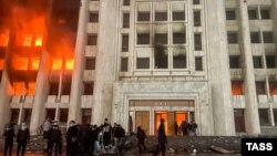 Горящее здание акимата Алматы в день протестов, которые вылились в беспорядки. 5 января 2022 года