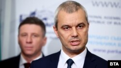 Лидерът на "Възраждане" Костадин Костадинов (вдясно) и секретарят на партията Николай Дренчев, един от ваксинираните депутати на формацията