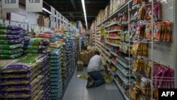 Radnik u marketu, ilustrativna fotografija.