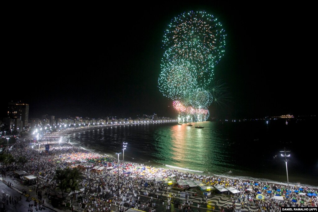 Fishekzjarrë të ndezur në plazhin Copacabana në Brazil më 1 janar 2022.   