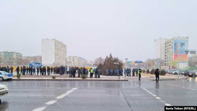 Полицейские по периметру площади Ынтымак в Актау. 3 января 2022 года