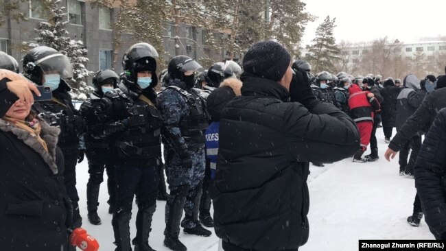 Протестующие и сотрудники спецназа рядом с акиматом. Актобе, 5 января 2022 года