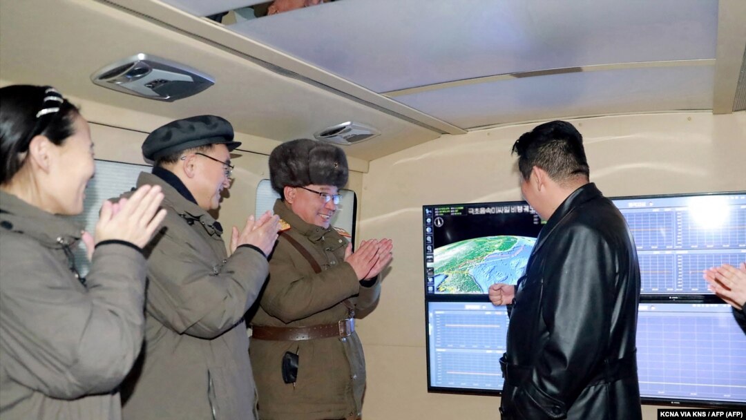 Kim Dzsongun egy észak-koreai rakétateszten