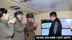 Kim Dzsongun egy észak-koreai rakétateszten