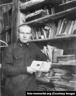 Un ofițer superior NKVD răsfoiește un volum intitulat „ABC-ul leninismului” în 1932.