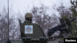 Казахстанський військовий в автівці спостерігає за вулицею 