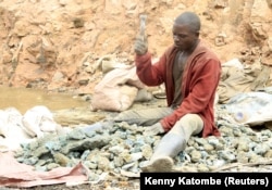 Кобальт шахтасында жұмыс істеп отырған кенші. Конго, 2015 жыл.