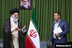 قزوه در یک دهه اخیر پای ثابت سازماندهی و اداره جلسات رهبر جمهوری اسلامی به شاعران حکومتی بوده است