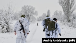 Militari ucraineni patrulând pe linia frontului