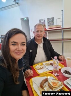 Novák Katalin – még családügyi miniszterként – sült kolbászt eszik tükörtojással és bundáskenyérrel reggelire a debreceni piacon Kósa Lajossal