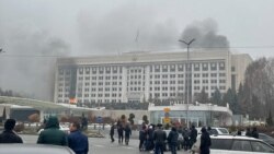 Горящее здание акимата Алматы, захваченное протестующими. 5 января 2022 года. 
