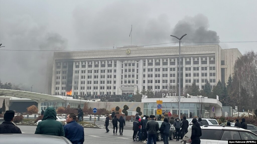 Горящее здание акимата Алматы. 5 января 2022 года