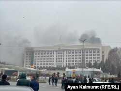 Сградата на кметството в Алмати, която беше подпалена в сряда, 5 януари 2022.
