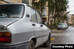 Românii pot obține până la 57.000 de lei pentru casarea a două mașini uzate și achiziția uneia full electric sau hibrid-plug in. Depunerea cererilor de finanțare și obținerea actelor necesare i-au „scos din minți” pe mulți.