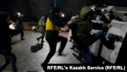 Столкновения протестующих и полиции в Казахстане 