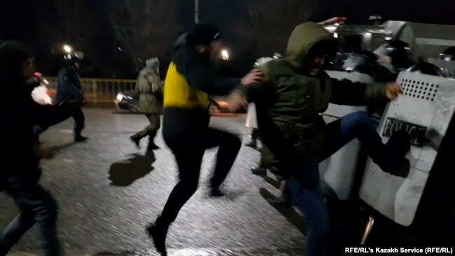Столкновение протестующих и полиции в Алматы, 5 января
