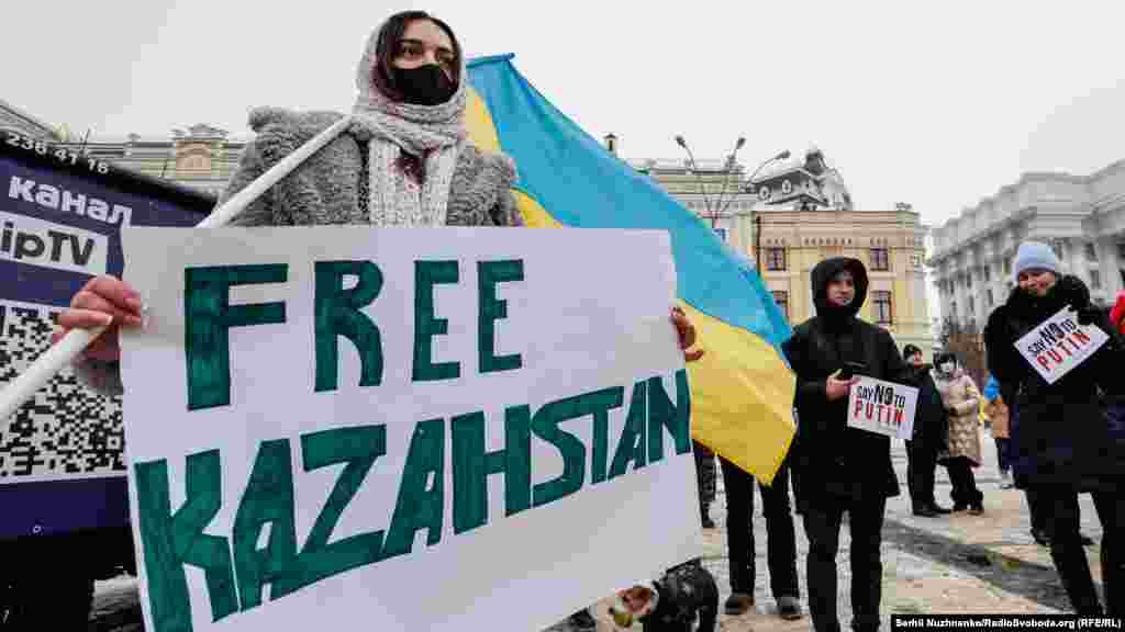 Мітингувальники також вимагали &laquo;засудити введення окупаційних військ ОДКБ на територію Казахстану&raquo;